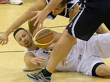 Das Foto t&auml;uscht! Der BBC lag gegen Post N&uuml;rnberg keinesfalls am Boden. Die Coburger siegten deutlich mit 106:65. Foto: Albert H&ouml;chst&auml;dter