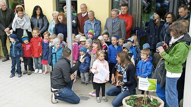 Mit fr&ouml;hlichem Gesang begleiteten die Kirchaicher Kindergartenkinder den Pfingstgottesdienst zur Einweihung ihrer neuen Kindertagesst&auml;tte.