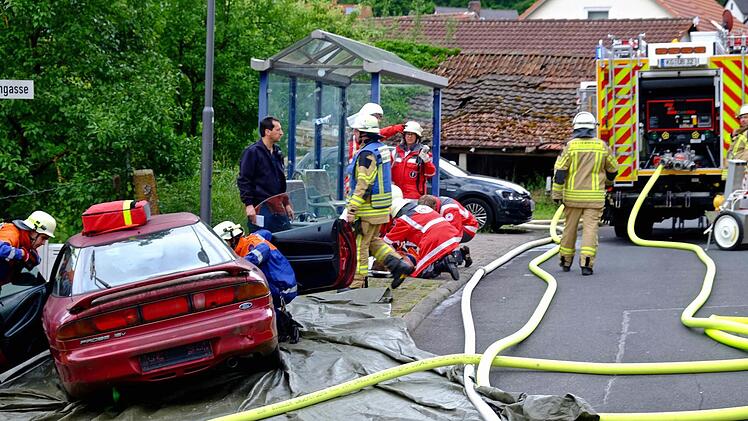 Großübung in Obereschenbach. Foto: Gerd Schaar