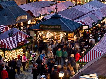 Blick auf den N&uuml;rnberger Christkindlesmarkt in N&uuml;rnberg. Der Christkindlesmarkt ist einer von vielen Weihnachtsm&auml;rkten in Deutschland. Er ist sehr bekannt, weil er schon Hunderte Jahre alt ist. Foto: Daniel Karmann/dpa