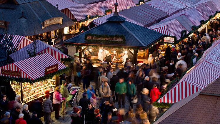 Blick auf den N&uuml;rnberger Christkindlesmarkt in N&uuml;rnberg. Der Christkindlesmarkt ist einer von vielen Weihnachtsm&auml;rkten in Deutschland. Er ist sehr bekannt, weil er schon Hunderte Jahre alt ist. Foto: Daniel Karmann/dpa