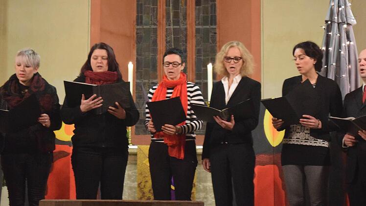 Auch die Lehrer bringen sich ein: der Lehrerchor mit "Christmas Lullaby". Foto: Daniela Pondelicek
