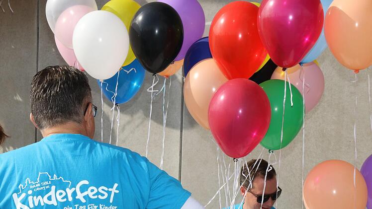 Luftballons stiegen auf beim Kinderfest. Foto: Wolfgang Desombre