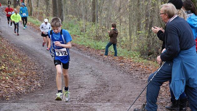 Jung und Alt erklimmen bei der 31. Auflage der beliebten Laufsportveranstaltung wieder den Staffelberg, überwinden dabei 260 Höhenmeter.  Foto: Mario Deller