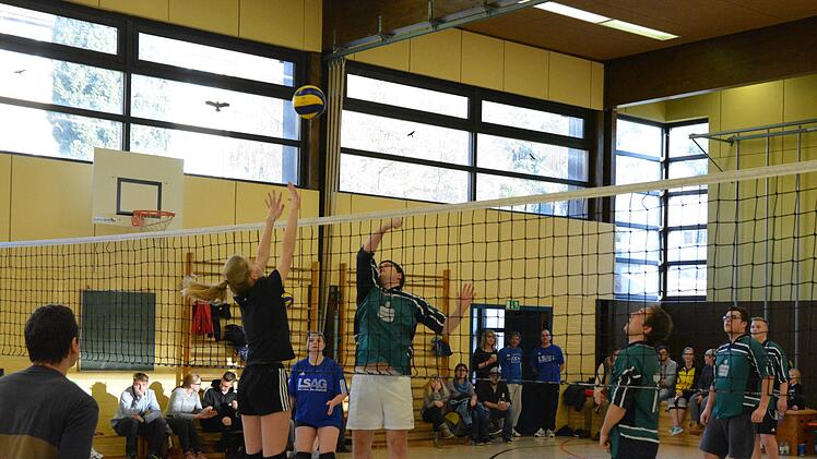 Beim Volleyballturnier wurde ehrgeizig  gespielt. Jeder wollte den Wanderpokal gewinnen. Björn Hein