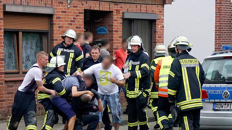 Es sind Szenen wie diese, die Feuerwehren und die Polizei immer häufiger erleben.  Theo Bick, dpa