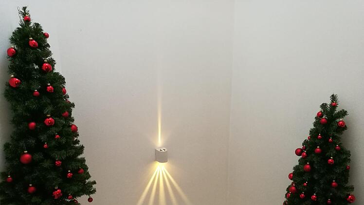 Bei Familie Trautner in Kemmern hängen zwei Bäume  im Treppenhaus und sorgen da für Weihnachtsstimmung.