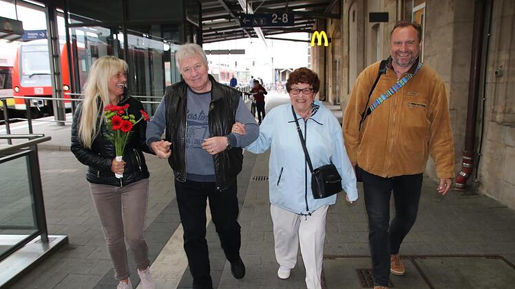 Glücklich vereint: Rudi Schönbrunn wird von seiner Schwester Elly Endres, ihrer Tochter Andrea Hellmuth (links) sowie deren Lebensgefährten Helmut Vorndran (rechts) am Bamberger Bahnhof abgeholt.  Foto: Matthias Einwag