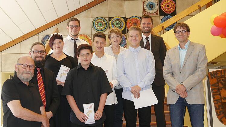 Alle ausgezeichneten Absolventen mit ihren Lehrern,  Bürgermeisterin Elke Protzmann und Herbert Schellberg vom Elternbeirat Foto: Manja von Nida