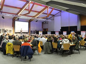 Im Vergleich zu früher gut besucht war die Bürgerversammlung in der Stadthalle. Fotos: Markus Häggberg