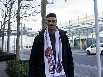 Der 2,08 Meter große Franzose Tidjan Keita am Freitagnachmittag direkt nach der Ankunft am Nürnberger Flughafen. Foto: Martin Vogel