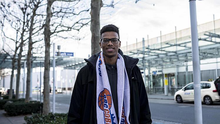 Der 2,08 Meter große Franzose Tidjan Keita am Freitagnachmittag direkt nach der Ankunft am Nürnberger Flughafen. Foto: Martin Vogel