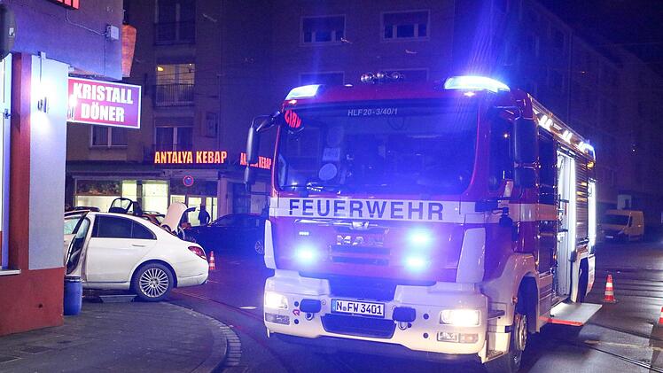 Unfall in N&uuml;rnberg: Ein Auto ist in der Nacht auf Dienstag in einen D&ouml;nerladen gefahren. Foto: NEWS5 / Friedrich