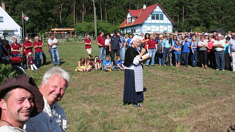 Evelin Boebé (Mitte), der Kieferndorfer Christian Statt und Peter Ort (vorne von links) als Akteure in dem Stück vom "Kieferndorfer Pöppel".