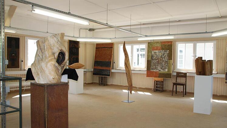 Die Bilder und Skulpturen füllen die ehemalige Werkstatt der Schreinerei Krug.