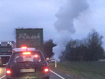Die herannahenden Autofahrer auf der Bundesstraße 173 wurden schon von Weitem auf den brennenden Wagen aufmerksam. Eine Rauchsäule warnte sie vor der Gefahrenstelle. Foto: privat