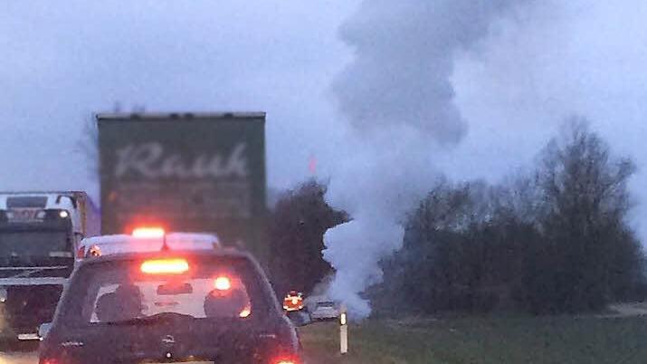 Die herannahenden Autofahrer auf der Bundesstraße 173 wurden schon von Weitem auf den brennenden Wagen aufmerksam. Eine Rauchsäule warnte sie vor der Gefahrenstelle. Foto: privat