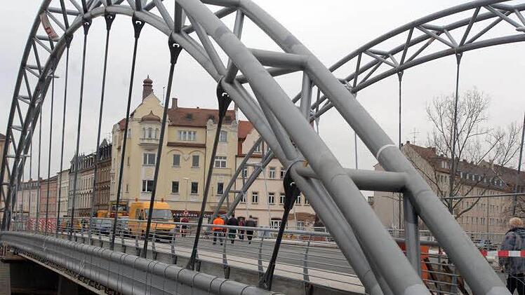 Bamberger Luitpoldbrücke besprüht - Kripo bittet um "Mithilfe aus der Bevölkerung"