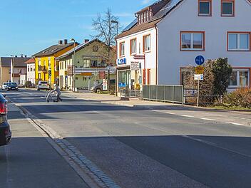Kleine Brücke, großer Erneuerungsaufwand: Die Viehbach-Brücke wird neu gebaut, die Gemeinde muss dafür die im Brückenkörper verlegten Rohre und Leitungen für Gas, Wasser und Telekommunikation in einem Düker unter dem Bach durchführen. Das erfordert Zeit und aus Sicherheitsgründen eine Totalsperrung.  Foto: Hans Kurz/Archiv