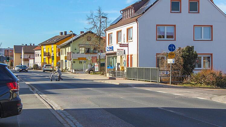 Kleine Brücke, großer Erneuerungsaufwand: Die Viehbach-Brücke wird neu gebaut, die Gemeinde muss dafür die im Brückenkörper verlegten Rohre und Leitungen für Gas, Wasser und Telekommunikation in einem Düker unter dem Bach durchführen. Das erfordert Zeit und aus Sicherheitsgründen eine Totalsperrung.  Foto: Hans Kurz/Archiv