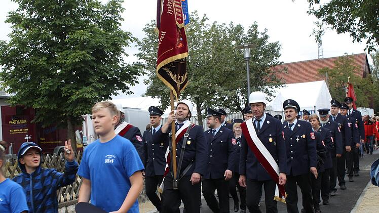 Rückblick:  Der Festzug der FFW Oberleinleiter Foto: Carmen Schwind