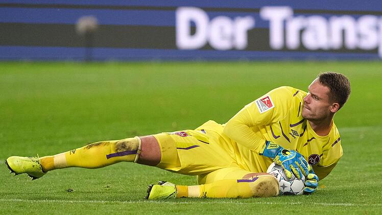 Der 1. FC Nürnberg muss in den kommenden Partien auf seinen Torhüter Christian Mathenia verzichten. Der Club-Keeper verletzte sich im Heimspiel gegen den FC St. Pauli am Knie und muss nun operiert werden. Foto: Peter Steffen/dpa