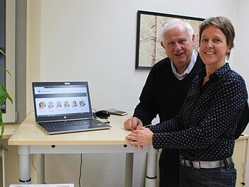 Spitzenkandidatin Sigrid Reinfelder und der stellvertretende Landrat Johann Pfister wollen mit einer starken Bürgerblock-Liste wieder in den nächsten Kreistag einziehen. Foto: Hans Kurz