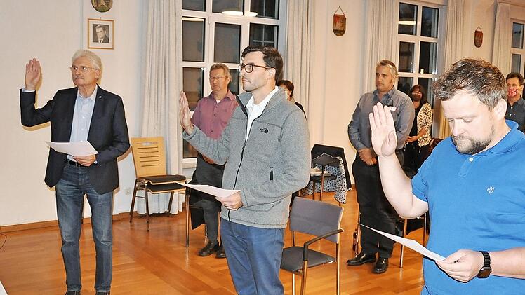 Rudolf Symmank (Eschenau), Stefan Lindner (Unterschwappach) und Florian Storch (Hainert, von links) wurden als Ortssprecher bei der Gemeinderatssitzung vereidigt.  Foto: Martin Schweiger