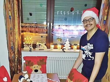 Volkan hat sein Zimmer weihnachtlich dekoriert. Wie er das gemacht hat, verr&auml;t er in einem Videoclip im Regens-Wagner-Adventskalender.  Foto: Regens Wagner