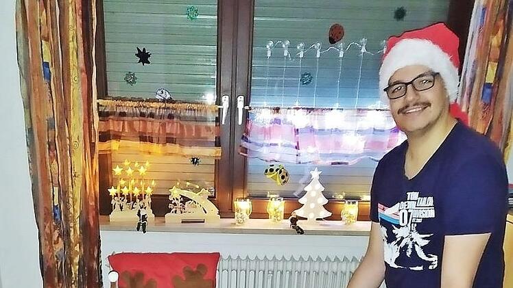 Volkan hat sein Zimmer weihnachtlich dekoriert. Wie er das gemacht hat, verr&auml;t er in einem Videoclip im Regens-Wagner-Adventskalender.  Foto: Regens Wagner