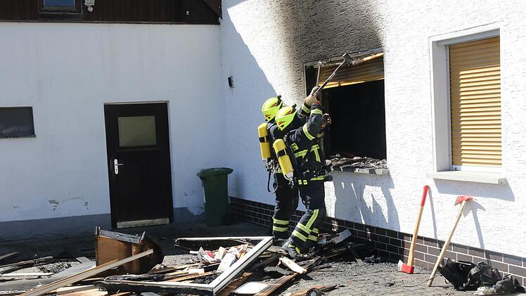 Aus diesem Fenster schlugen die Flammen, als die Feuerwehrleute eintrafen. Foto: Michael Stelzner