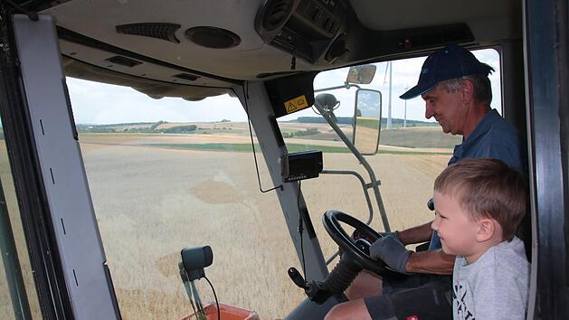 Wenn Opa G&uuml;nter Neder auf dem M&auml;hdrescher sitzt und den Winter-Hafer drischt, ist Enkel Max gerne mit in der Kabine dabei.
