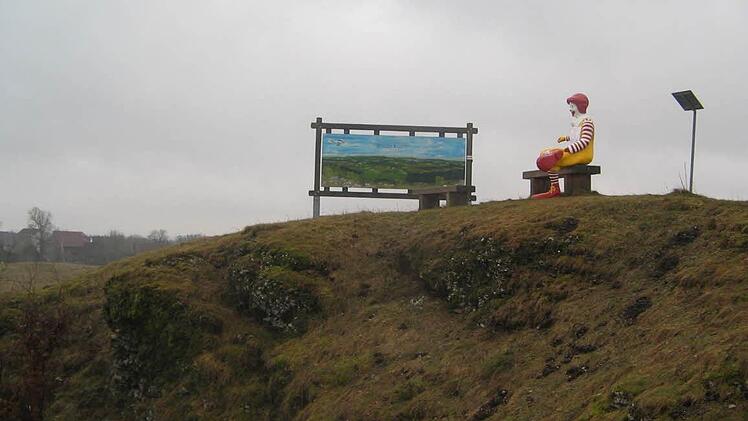 Ronald McDonald genießt die Natur. Im Hintergrund ist der Kasendorfer Ortsteil Zultenberg zu sehen.