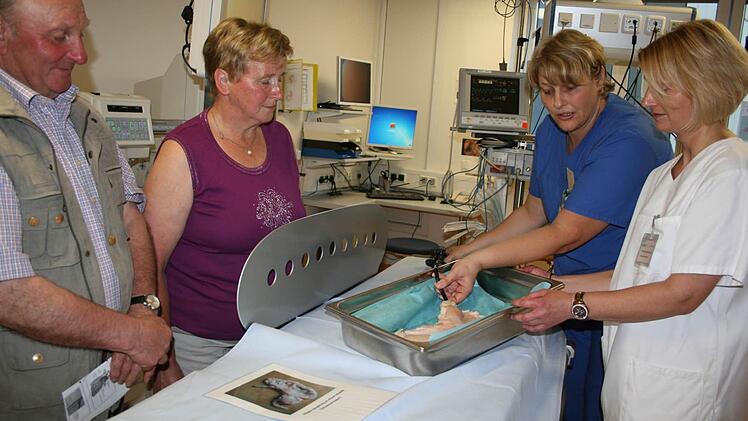 Otto Viessmann und seine Frau Dora lassen sich von Heike Breitenstein (3. v. l.) erklären, wie eine Magenspiegelung durchgeführt wird. Mit im ist Kerstin Rosenbaum (rechts).
