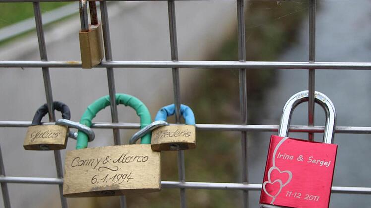 Drei Schlösser für Mama, Papa und Kinder? Zu vermuten ist es. Diese Schlösser hängen an der Brücke zwischen Schleifweg und Gartenstraße. Foto: Helke Renner