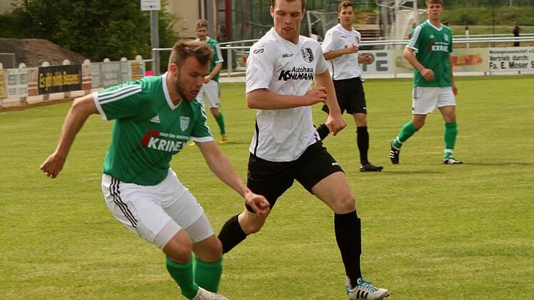 Der Sander Thorsten Schlereth (links) setzt sich hier im Duell gegen den Karlburger Tobias Wießmann durch. Foto: Günther Geiling