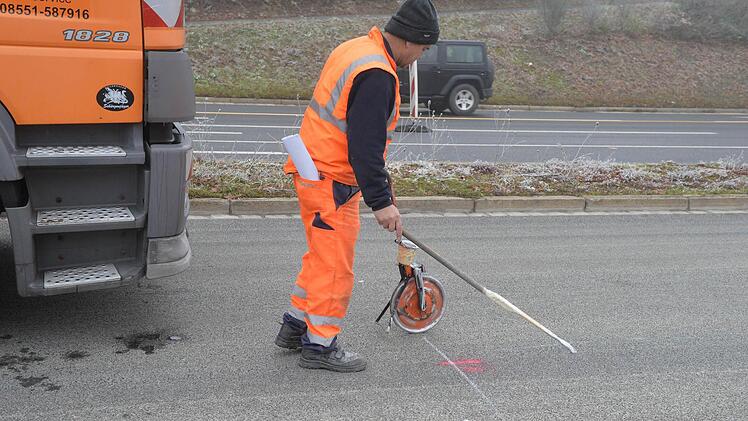 Erst wurde die 6,60 Meter breite Fahrbahn vormarkiert. Foto: Ronald Rinklef