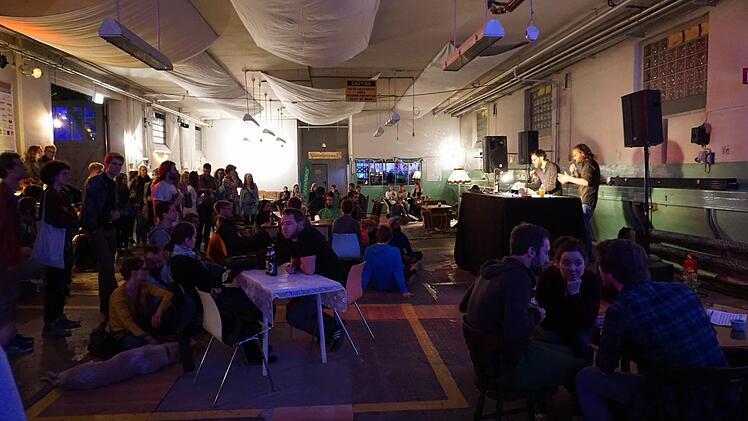 Die ehemalige Schreinerei hat sich in ein Festivalcafé verwandelt. Am Donnerstag waren dort "Fisch und Felix" zu hören. Foto: Sebastian Martin