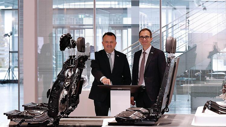 Eine in Coburg entwickelte Brose Innovation: Künftig lassen sich Fahrzeuginnenräume auch per Smartphone komfortable und individuell einstellen. Brose Geschäftsführer Periklis Nassios (links) und Werkleiter Frank Remy demonstrierten die neuen Bedienmöglichkeiten. Foto: Brose