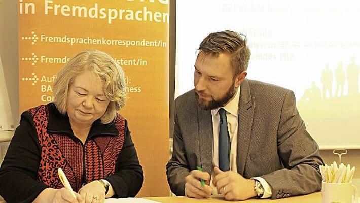 Petra Bagley von der University of Central Lancashire und Asco-Leiter Matthias Schmidt-Curio unterzeichnen den Kooperationsvertrag in der Coburger Sprachenschule. Foto: Ulrike Nauer