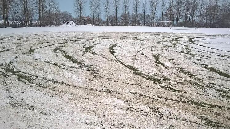 Auto-Rowdys zogen auf dem Hetzlerser Fußballplatz in der ersten Januarwoche mehrmals ihre Kreise.  Foto: Rainer Wagner