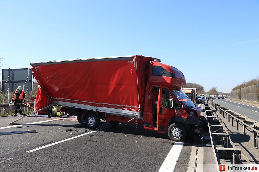 Kleintransporter zieht unvermittelt auf die linke Spur - Seat kracht auf der A70 ins Heck
