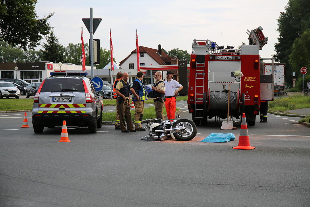 Kreis Kulmbach: Lkw-Fahrer übersieht Motorradfahrerin bei Wirsberg