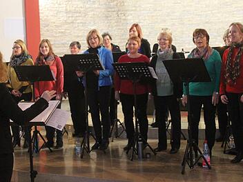 Mit einem abwechslungsreichen und voll Freude musizierten Programm begeisterte der Lichtenfelser Chor "In Joy" unter der Leitung von Pia Hempfling die Zuhörer in St. Hedwig. Das Repertoire reicht von Africans über mitreißende Gospels bis hin zu modernen Songs. Foto: Sonny Adam