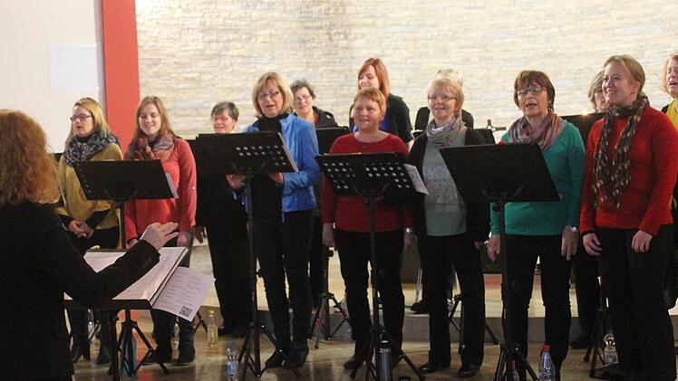 Mit einem abwechslungsreichen und voll Freude musizierten Programm begeisterte der Lichtenfelser Chor "In Joy" unter der Leitung von Pia Hempfling die Zuhörer in St. Hedwig. Das Repertoire reicht von Africans über mitreißende Gospels bis hin zu modernen Songs. Foto: Sonny Adam