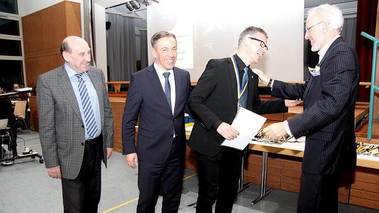 Gut gelaunt waren Bernhard Seeberger, Alexander Tritthart (v. l.) und Franz Hilbert (r.) bei der Ehrung von Langstreckenläufer Jochen Brosig.  Foto: Richard Sänger