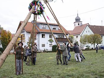 Das Aufstellen des Kerwabaumes vor der Kulisse der Dorfkirche, die schon 1375 erstmals erwähnt wurde.