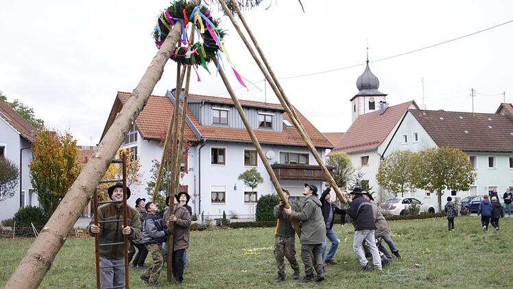 Das Aufstellen des Kerwabaumes vor der Kulisse der Dorfkirche, die schon 1375 erstmals erwähnt wurde.