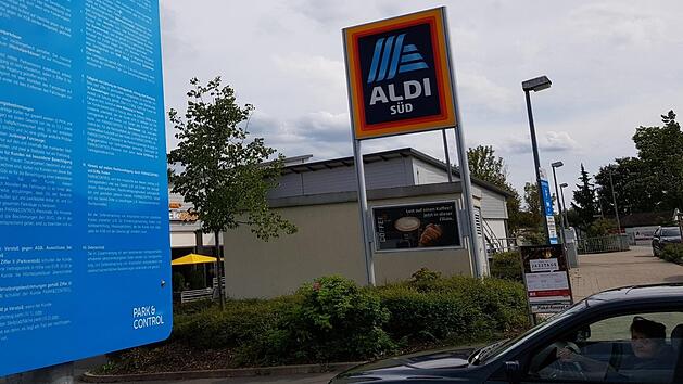 Schon an der Einfahrt l&auml;sst dieses m&auml;chtige Schild vermuten, dass das Thema Parken mit rechtlich komplizierten Zusammenh&auml;ngen verbunden ist.  Fotos: Ekkehard Roepert