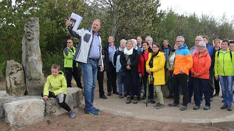 An der Station Teufel auf dem Kreuzweg traf sich eine Gruppe zur Sternwanderung. Frank Weber (links) erläuterte den Besuchern die Skulptur. Michael Stelzner